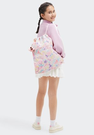 Blumenmuster-Rucksack mit Kordelzug in Pastellfarben, mit einem pinken Reißverschluss und einem dekorativen Anhänger. Hergestellt aus leichtem Stoff.