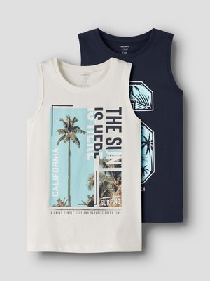 Dve otroški majici brez rokavov, ena bela z motivom palme in napisom "Sonce je tukaj", druga temno modra z modro številko 8 in motivom palme.