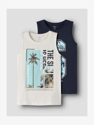 To ermeløse barneoverdeler, den ene hvit med trykk av palme og teksten «Solen er her», den andre marineblå med blått nummer 8 og palmedesign.