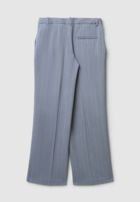 Pantaloni grigi chiari con motivo a righe verticali, design a gamba dritta, texture liscia, passanti per cintura e una tasca posteriore singola.