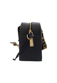 Borsa a tracolla nera con zip dorata e cinturino brandizzato nero e oro, mostrata di lato su uno sfondo bianco.
