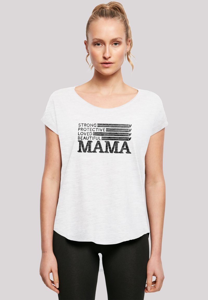 Weißes T-Shirt mit kurzen Ärmeln und rundem Ausschnitt, mit schwarzem Text "STARK SCHÜTZEND GELIEBT SCHÖNE MAMA" in fetter Schrift.