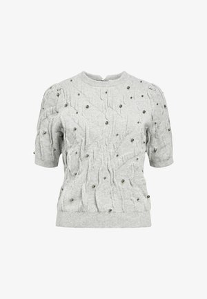 Sivi pleteni pulover s kratkim napuhanim rukavima, teksturiranim uzorkom i ukrasima od malih metalnih perlica raspoređenih po cijeloj površini.