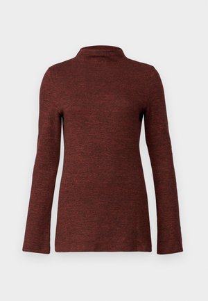 Langermet genser med høy hals i en teksturert rustfarge, med en tettsittende silhuett og glatt, myk stoff.