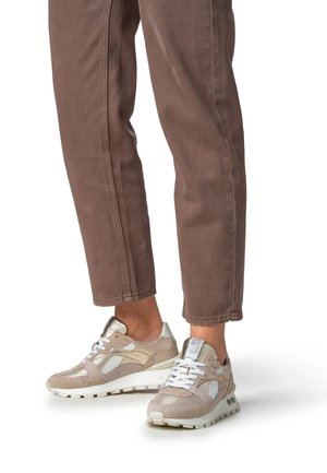 Beżowe sneakersy z metalicznymi akcentami, wykonane z siateczki i skóry, z fakturowanym wzorem oraz białą gumową podeszwą z rowkami.