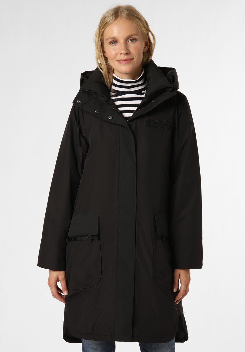 Schwarze wasserdichte Außenjacke mit Kapuze, Druckknopfverschlüssen und zwei Fronttaschen. Sie hat eine glatte Textur und ein elegantes Design.