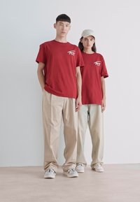 Tommy Jeans SIGNATURE TEE - T-shirt estampada - regatta red