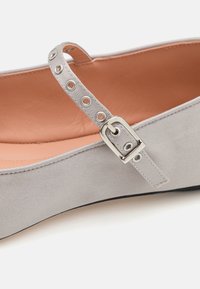 MAX&Co. LIV - Balerínky s remienkom okolo členku - grigio perla