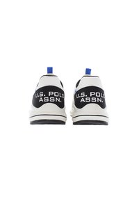 Tenisky U.S. Polo Assn. s černobílým svrškem, modrými akcenty, texturovaným podpatkem a logem značky na zadním panelu. Gumová podrážka.