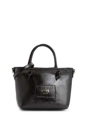 Bolso de cuero negro con dos asas, una correa para el hombro y un parche delantero con la etiqueta "V73 Gold Elisabetta Armellin."