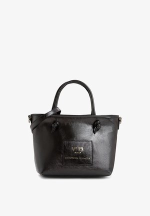Bolso de cuero negro con dos asas, una correa para el hombro y un parche delantero con la etiqueta "V73 Gold Elisabetta Armellin."