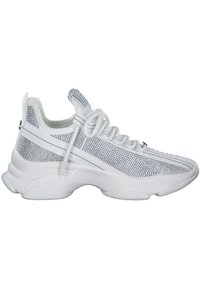 Zapatillas deportivas blancas que presentan un upper texturizado con acentos plateados, un collar acolchado y una suela de goma gruesa para soporte y agarre.