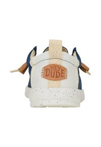 Sneakers in tela con una combinazione di colori crema e navy, accenti in suede marrone a contrasto e una suola texturizzata maculata. Presentano un'etichetta sul tallone con il marchio.