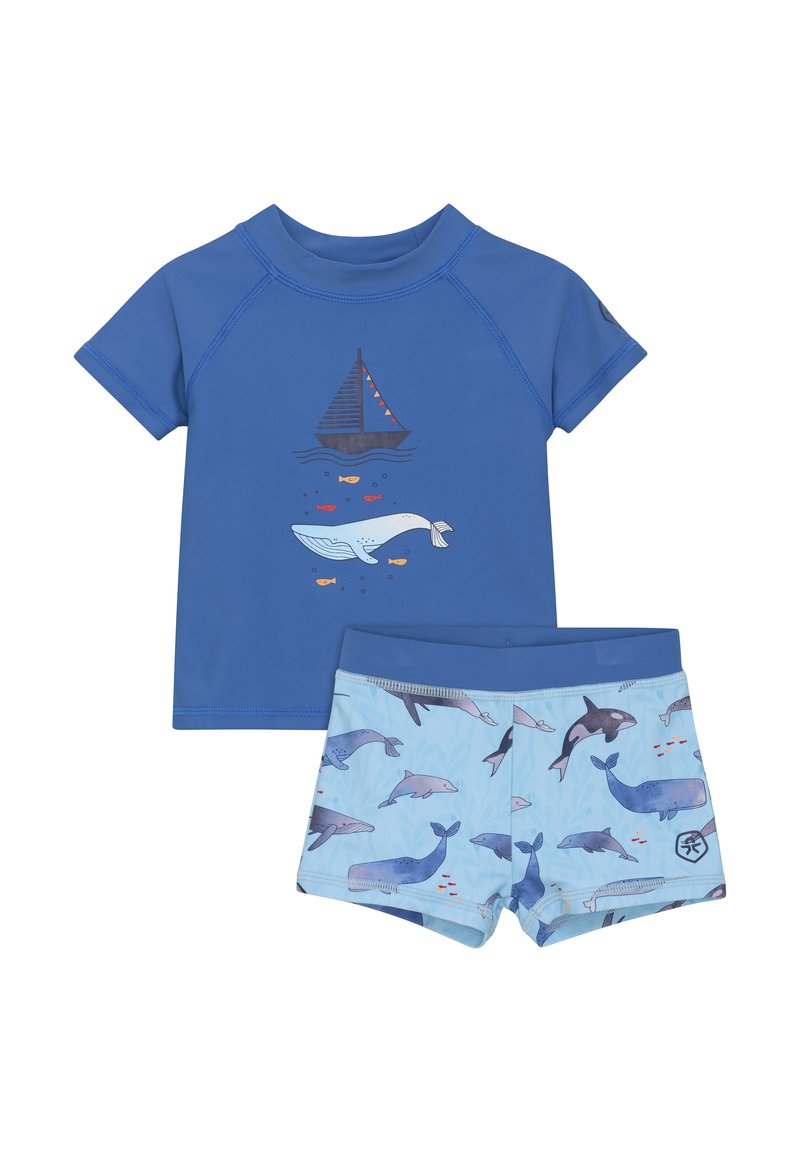 Blå kortärmad rash guard med en grafik av en båt och en val. Accepterad av ljusblå badshorts med delfin- och valmönster.