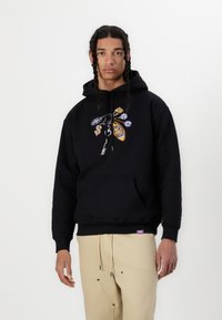 Schwarzer Kapuzenpullover mit grafischen Motiven in verschiedenen Farben auf der Vorderseite, ausgestattet mit einer Kängurutasche und gerippten Bündchen.