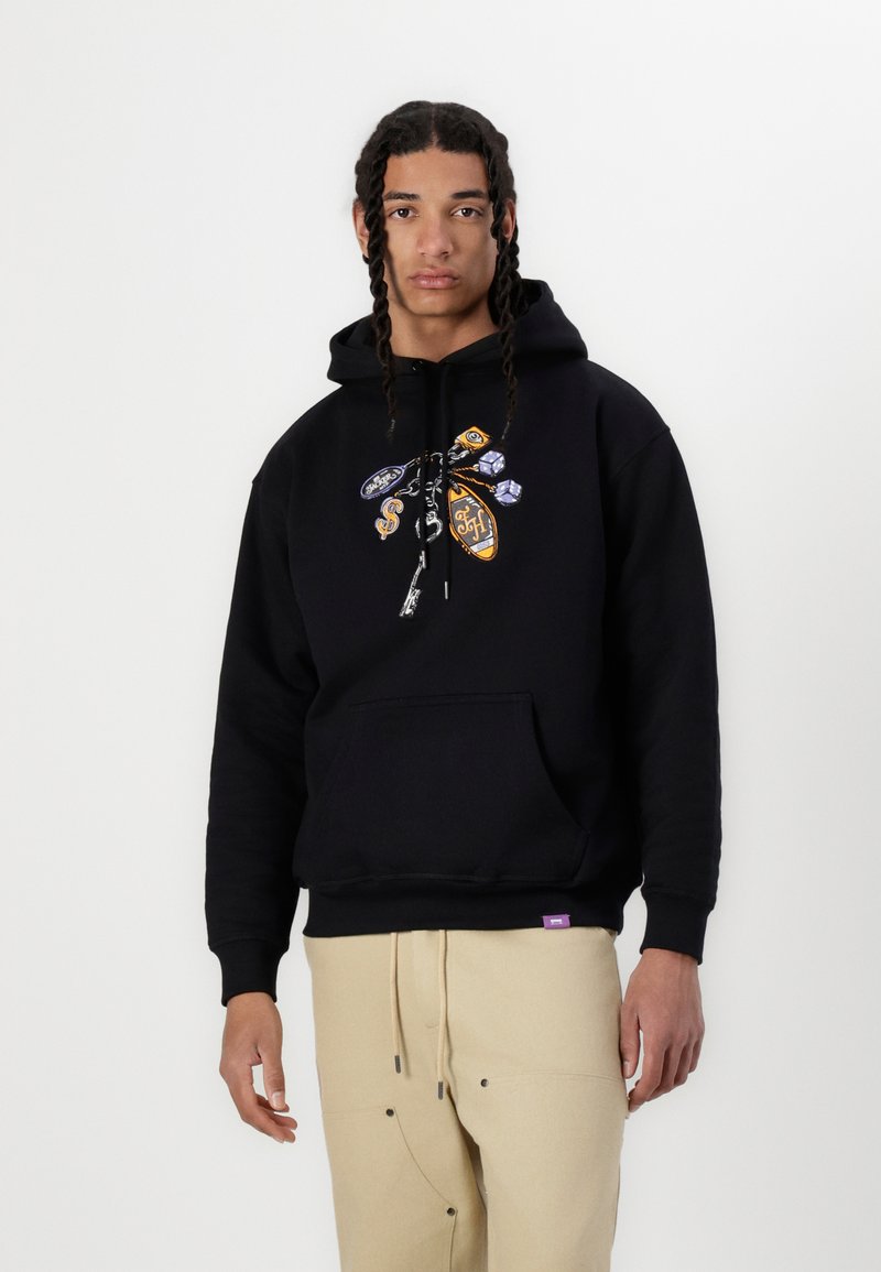 Schwarzer Kapuzenpullover mit grafischen Motiven in verschiedenen Farben auf der Vorderseite, ausgestattet mit einer Kängurutasche und gerippten Bündchen.