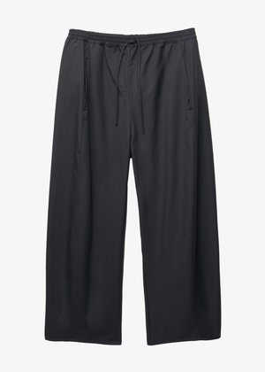 Pantaloni neri a gamba larga realizzati in tessuto leggero. Presentano una vita elasticizzata con cordino e tasche laterali per funzionalità.