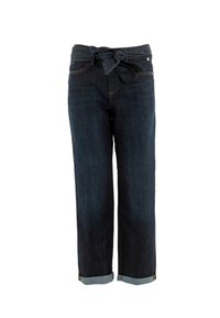 Jeans in denim blu scuro con gambe risvoltate e una cintura in tessuto coordinata annodata a fiocco in vita.