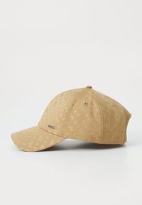 Braunfarbige Baseballmütze aus strukturiertem Stoff, mit einem gemusterten Oberfläche und gesticktem "BOSS"-Logo an der Seite. Gebogener Schirm und verstellbarer Rücken.