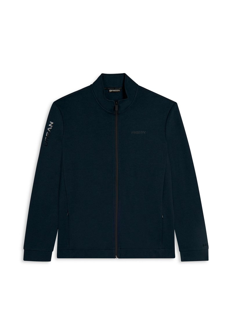 Veste zippée bleu foncé en tissu doux avec un col montant, arborant le logo "FREDDY" sur la poitrine et l'imprimé "URBAN" sur la manche gauche.
