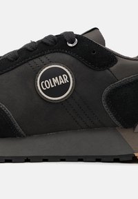 Colmar Originals TRAVIS BOOST - Sapatilhas - black/chocolate