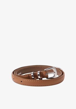 Brunt læderbælte snoet med sølvfarvet spænde og to bælteholdere, der viser syninger langs kanterne og justeringshuller.