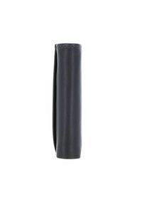 Portefeuille en cuir noir montré de côté avec des coutures visibles sur un fond blanc.