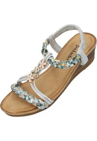 Zilveren sandalen met banden, versierd met gevlochten bloemenaccenten in blauw en geel, een gevoerde binnenzool en een wigvormige hak voor extra hoogte en ondersteuning.