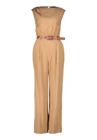 Combinaison beige à manches en cap, taille cintrée et pantalons larges. Présente une ceinture marron contrastante avec une boucle carrée. Texture de tissu lisse.
