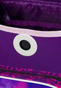 Interno di una borsa in tessuto viola con rifiniture rosa, dotata di una chiusura Fidlock nera e una fodera a fantasia che mostra diversi design colorati.