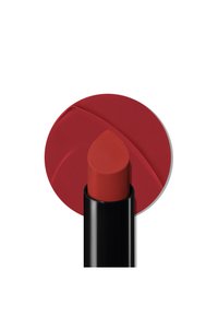 Labial rojo en un tubo negro con punta afilada; acompañado de un fondo rojo redondeado con una textura suave.