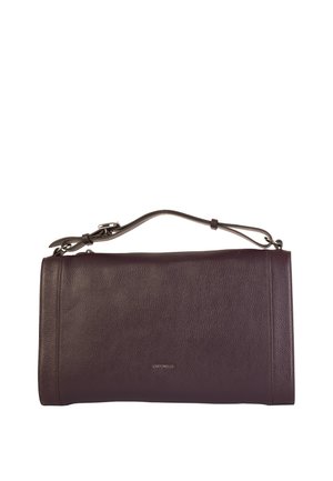 Burgunderfarbene Lederhandtasche mit strukturiertem Finish, rechteckiger Form, Oberhandgriff und einem Metall-Logo-Akzent an der Vorderseite.