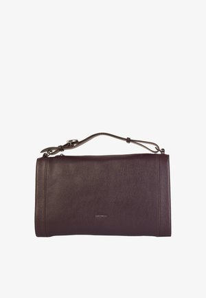 Burgunderfarbene Lederhandtasche mit strukturiertem Finish, rechteckiger Form, Oberhandgriff und einem Metall-Logo-Akzent an der Vorderseite.