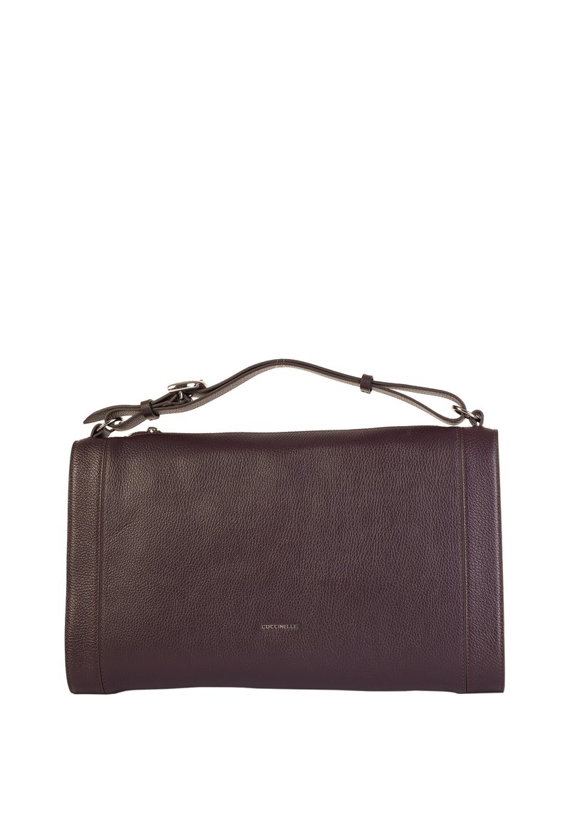 Borsa in pelle bordeaux con finitura texturizzata, forma rettangolare, manico superiore e accentuazione con logo metallico sulla parte frontale.