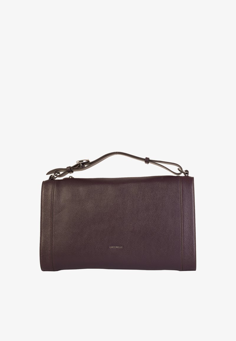 Borsa in pelle bordeaux con finitura texturizzata, forma rettangolare, manico superiore e accentuazione con logo metallico sulla parte frontale.