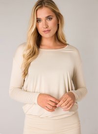 Beige Langarmoberteil aus weichem, dehnbarem Material. Verfügt über einen entspannten Schnitt und einen weiten Ausschnitt, mit sanften Drapierungen auf der Vorderseite.