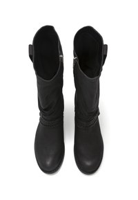 Botas negras hasta el tobillo con un acabado de cuero suave, parte superior de tela arrugada, detalles trenzados en el tobillo y cremallera lateral para cerrar.