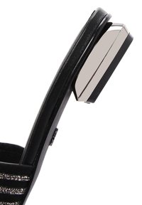 Vue latérale d'une chaussure noire à talon haut avec un talon bloc métallique et des brides scintillantes.