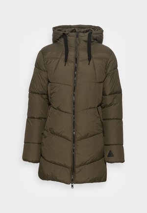 Olive roheline puhv jacket, millel on lukuga eesmine osa, suur kapuuts ja mustad kummipaelad. Omab tikitud tekstuuri ja aktsenttriangli logo varrukal.