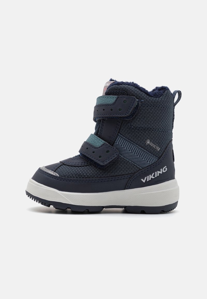 Granatowy, dziecięcy zimowy wysoki but z dwoma paskami na rzep, teksturowaną tkaniną, podszyciem z polaru i białą podeszwą z napisem "Viking" i "Gore-Tex".