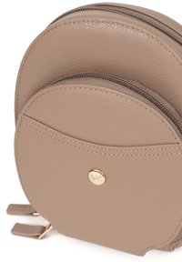 Borsa rotonda in pelle beige con due scomparti con zip, dotata di un accento in metallo dorato e dettagli di cucitura a contrasto.