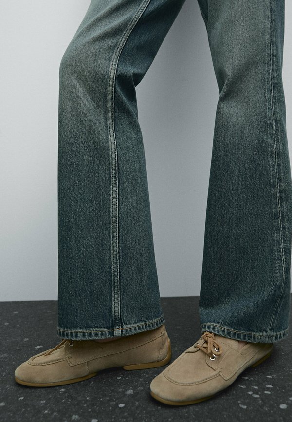 HIGH-WAIST BOOT-CUT - Straight leg jeans3