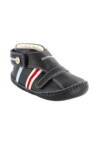 Scarpina in pelle nera per neonati con cinturino in velcro, fodera crema, accenti a strisce blu e rosse, e cuciture bianche a contrasto. Punta arrotondata.