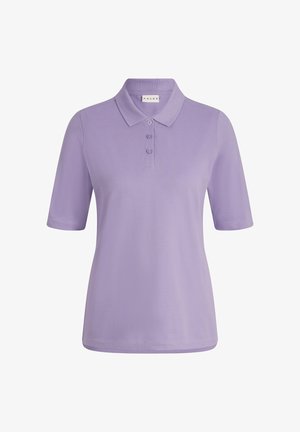 Fioletowa koszulka polo z krótkim rękawem, wykonana z oddychającego materiału, zestawiona z jasnoszarymi spodniami dresowymi i białymi sneakersami. Prosty i casualowy design.