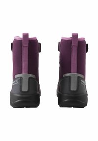 Fioletowe i czarne wodoodporne buty z miękką cholewką, tylna pętla do zakładania oraz teksturowana czarna podeszwa. Posiadają regulowane paski dla pewnego dopasowania.