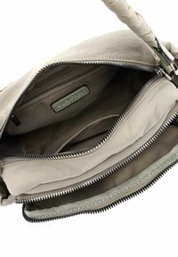 Borsa a mano in tessuto beige con manico intrecciato, hardware argentato, diversi scomparti con cerniera e una texture liscia. Il colore interno è grigio chiaro.