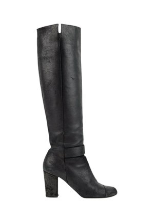 Botte en cuir noire jusqu'au genou avec talon bloc et détail de couture près de la cheville, vue de profil sur fond blanc.