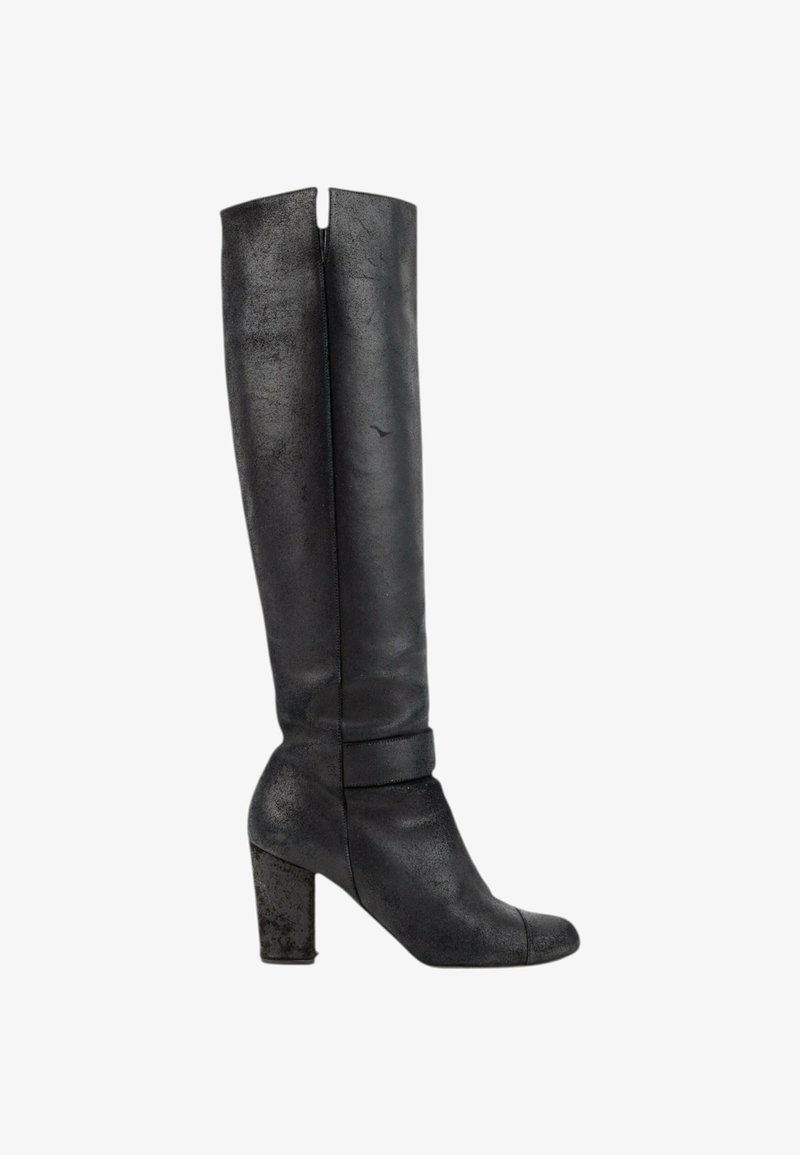 Botte en cuir noire jusqu'au genou avec talon bloc et détail de couture près de la cheville, vue de profil sur fond blanc.