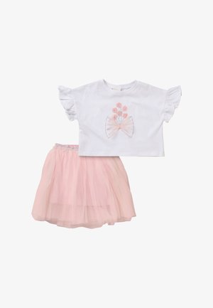 Biały top z krótkim rękawem z falbankami na rękawach i różową kokardą w kwiatowy wzór, zestawiony z jasnoróżową spódnicą tiulową z brokatowym paskiem w talii.