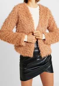 Gina Tricot Vinterjakker - camel